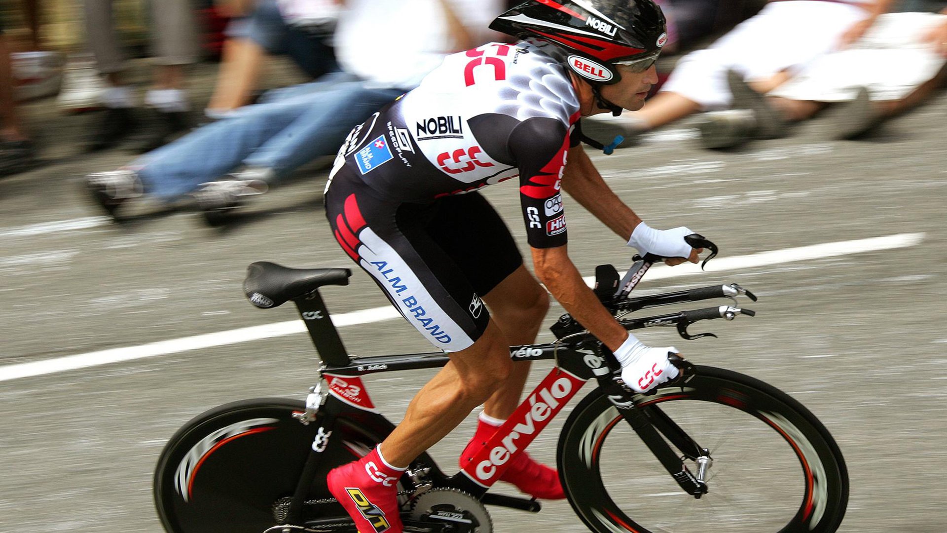夏季高空滑索挑战，飞跃山谷的极速体验，飞跃滑梯