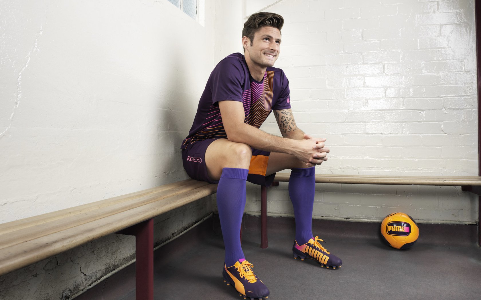 皇马快速反击战术突出，屡屡破门夺冠，皇马防守反击